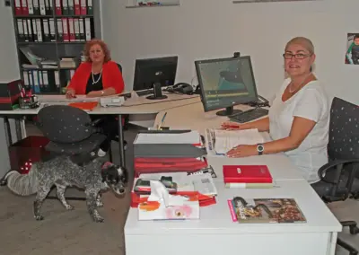 Ingrid und Martina Tock im Büro der Fa. Tock Brennstoffe.